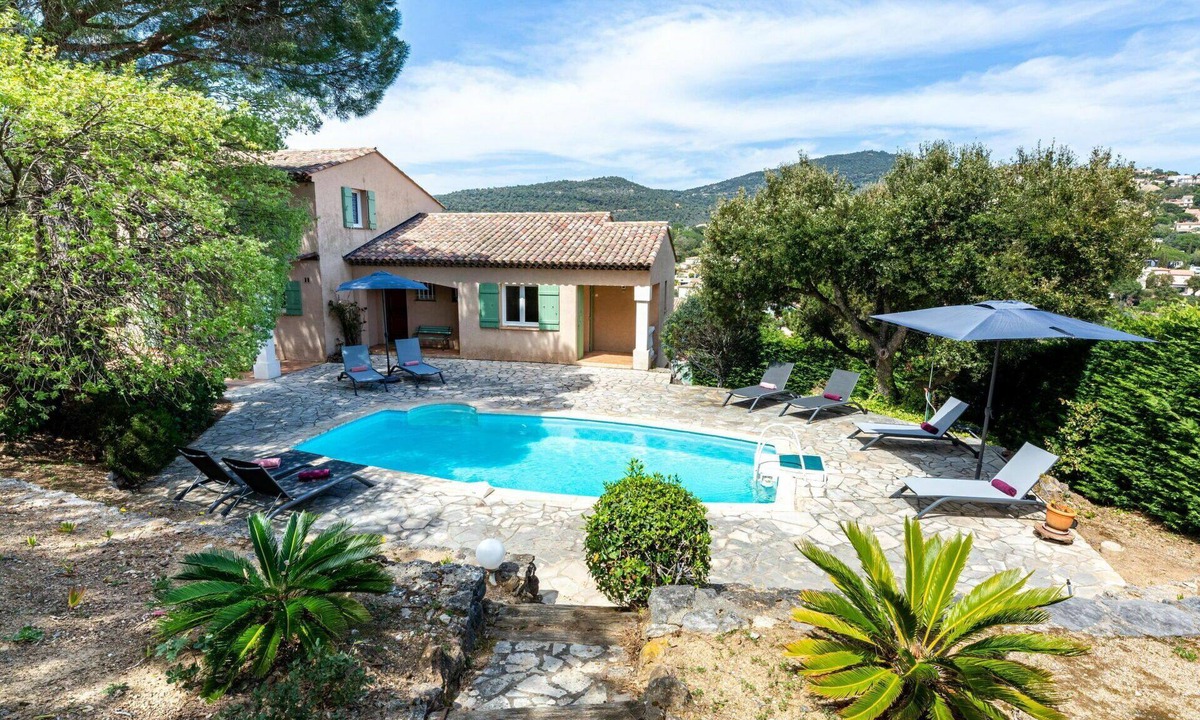 Plage de la Garonnette House | Beautiful private villa with WIFI, private pool, A/C, TV, terrace, pets allowed and panoramic view