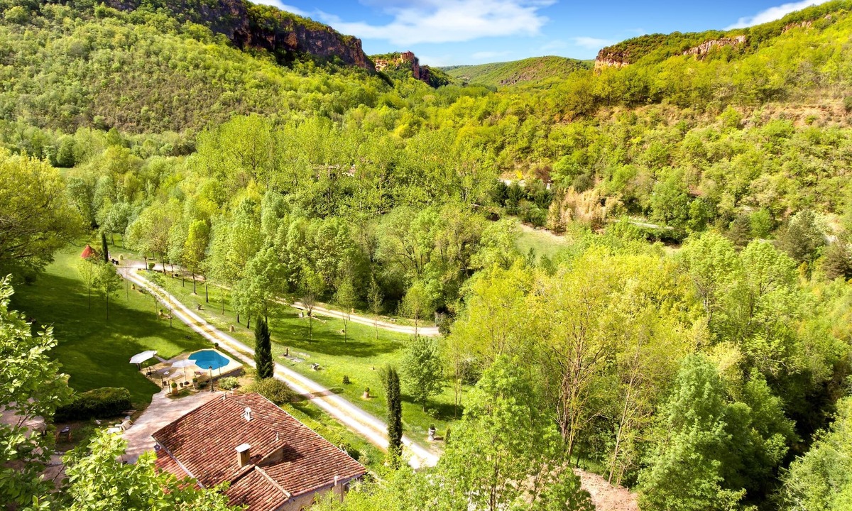 Bruniquel Cottage | Beautiful stone house in a large park, heated swimming pool, guaranteed peace and quiet.
