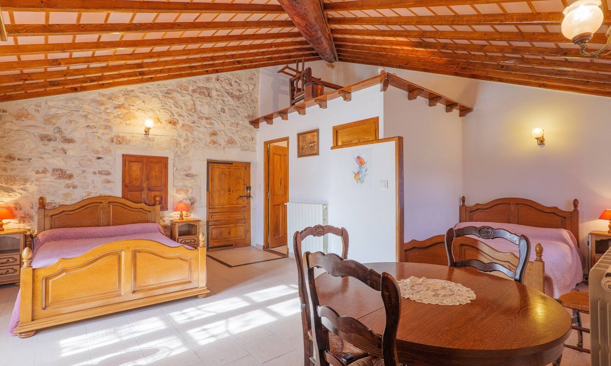 La Garde-Adhemar Bed & Breakfast | Bed and Breakfast 'Fanny' with Shared Pool, Shared Garden and Wi-Fi