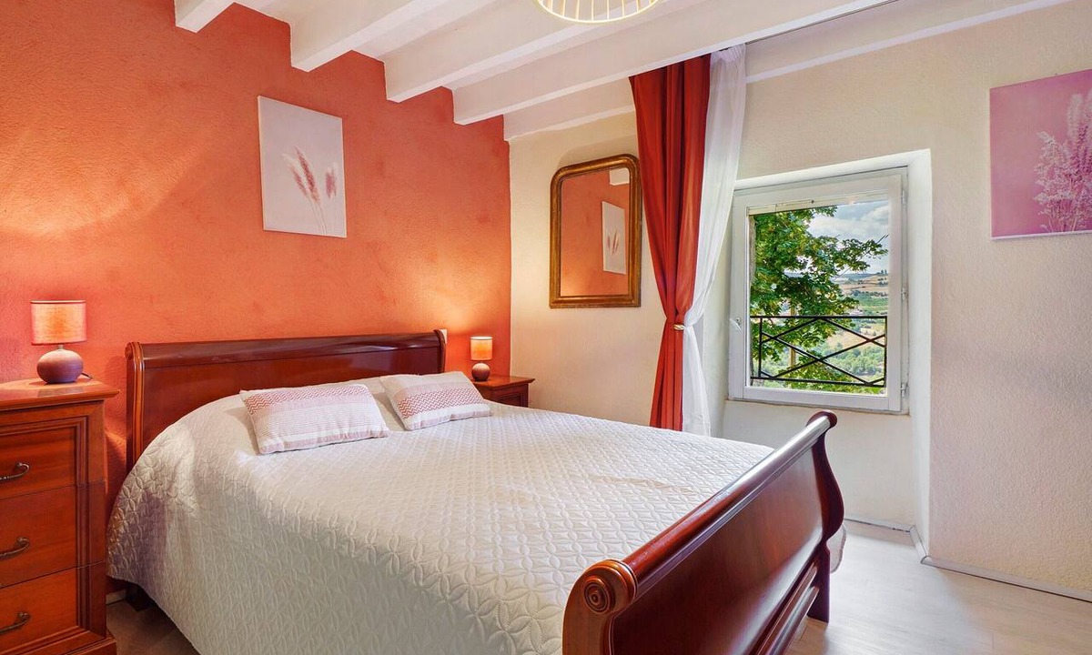 Rhone Crussol Bed & Breakfast | Bed and Breakfast 'Chambre Tilleul Avec Piscine' with Mountain View, Shared Pool and Wi-Fi