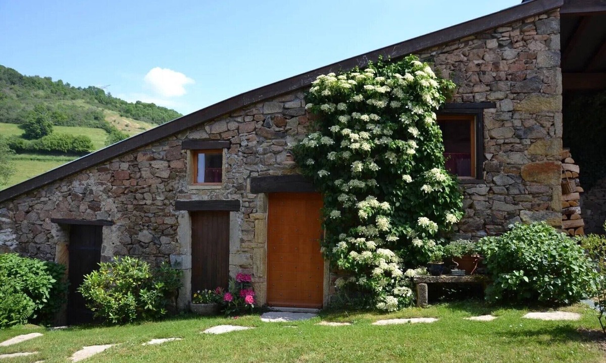 Bourgvilain Bed & Breakfast | Bed and Breakfast 'Chambre D'hôtes La Framboisine' with Shared Terrace and Shared Garden