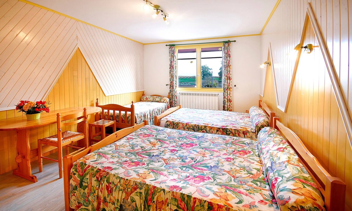 Verrieres Bed & Breakfast | Bed and Breakfast 'Chambre Jaune' with Shared Terrace, Shared Garden and Wi-Fi
