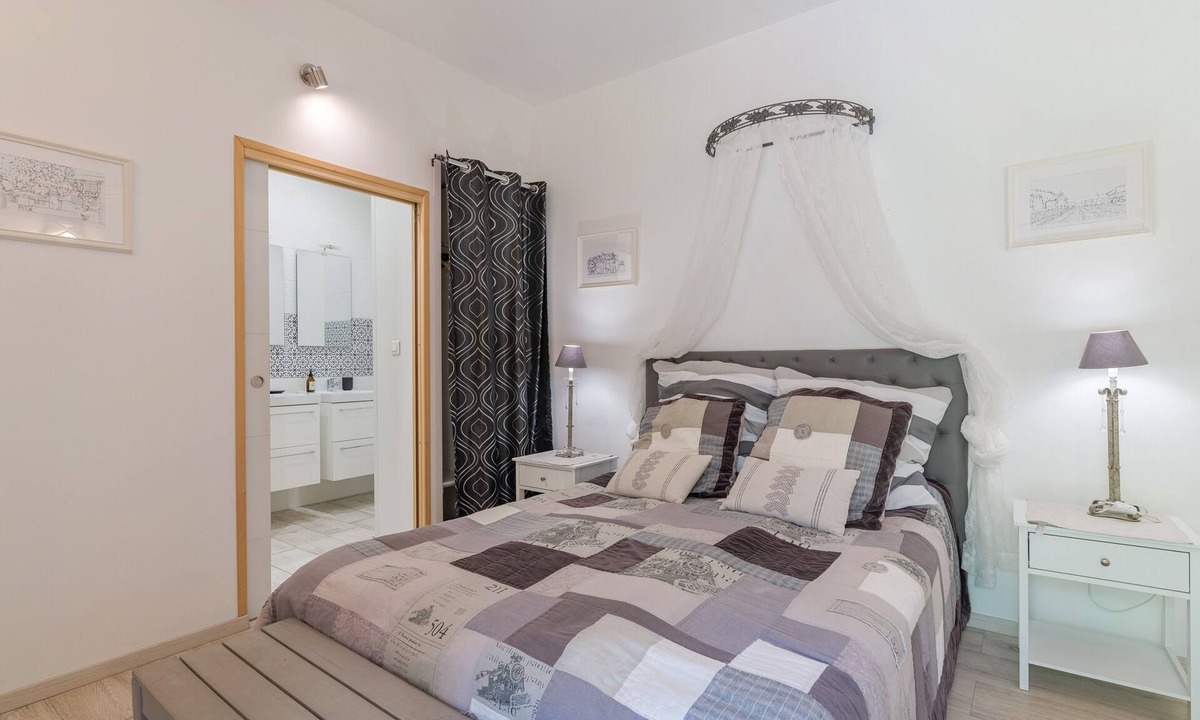 Puget Bed & Breakfast | Bed and Breakfast 'La Réglisse' with Shared Pool, Wi-Fi and Air Conditioning