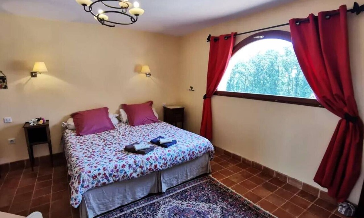 Hauterives Bed & Breakfast | Bed and Breakfast 'Papillon' with Shared Pool, Shared Garden and Wi-Fi