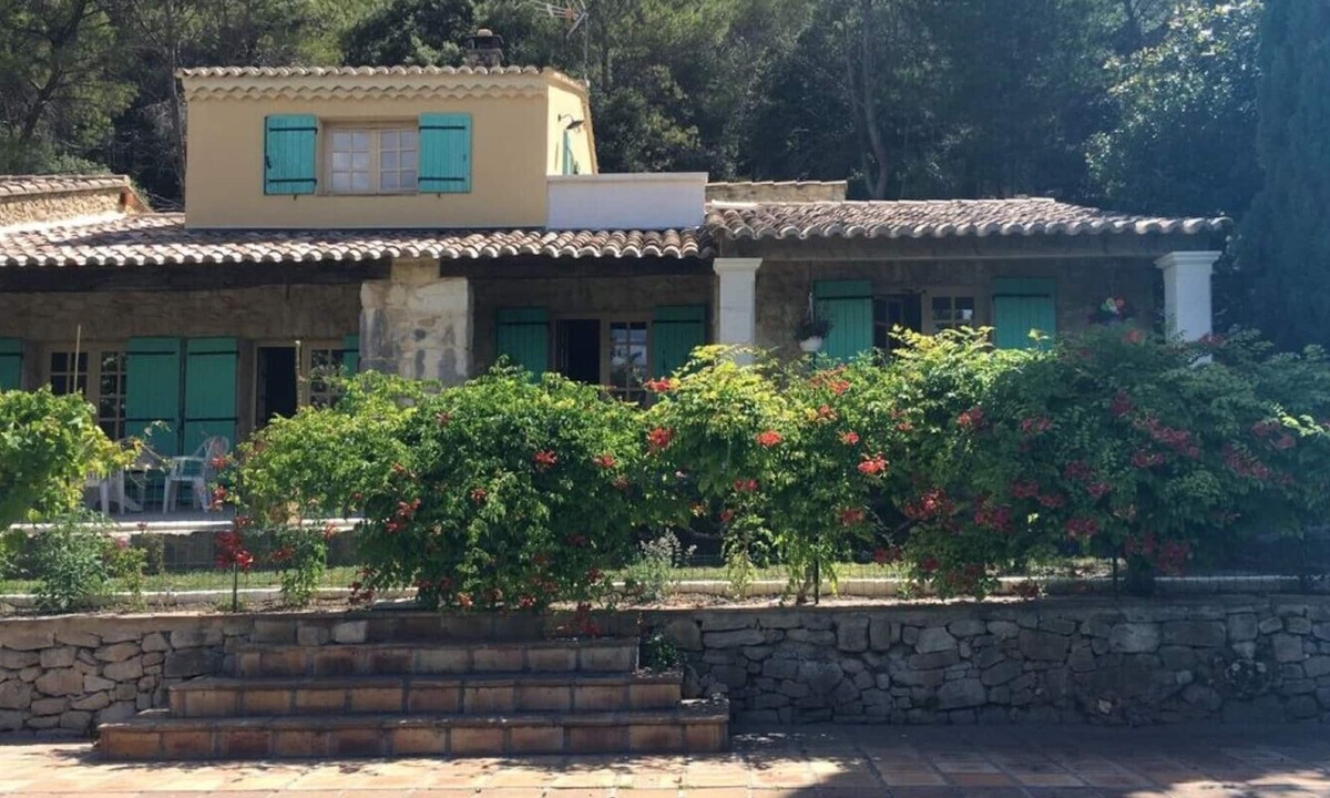 Bollene Cabin | Bedroom "LAVANDE" pool and garden view