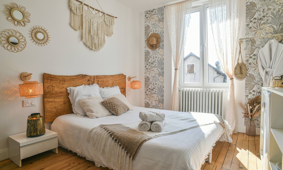Le Pin Apartment | Boho Room with Garden and Private Jacuzzi