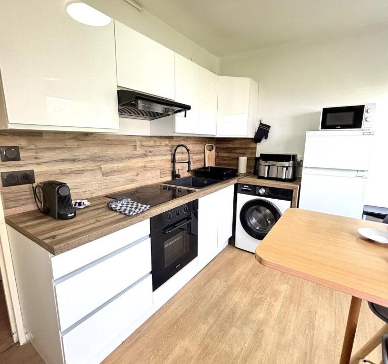 Chenove Apartment | Bricks Pérignon - Tram, lit Queen size & air fryer