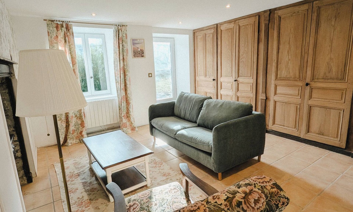 Mazet-Saint-Voy Apartment | Bright English-style cottage apartment