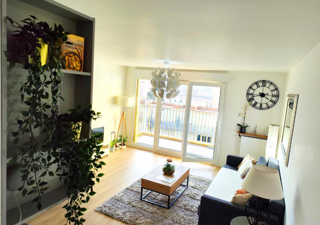 Bagneux Apartment | Bright Spacious Apartment near Paris Metro 4