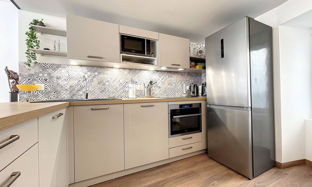 Saugues Bed & Breakfast | Bright Yellow Room with Private Bathroom in Saugues