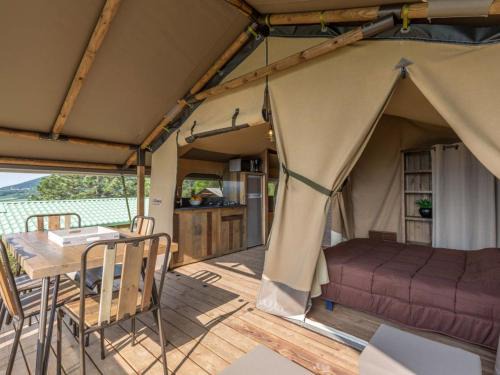Saint-Point Other | Bungalow toilé, animaux acceptés - 5 pers. - API-1-52-2781