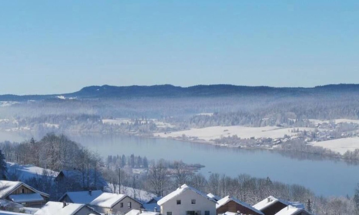 Montperreux Apartment | Calme vue sur le lac Rando, Activités Nautiques , Sport D'hiver, Gastronomie !
