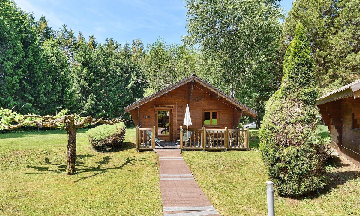 Vaulnaveys-le-Bas RV Rental | Caravan “Chalet Bouton d'Or” with Shared Pool