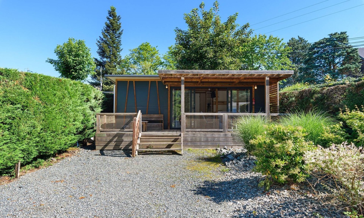 Vaulnaveys-le-Bas RV Rental | Caravan “Chalet Portland N°42” with Shared Pool