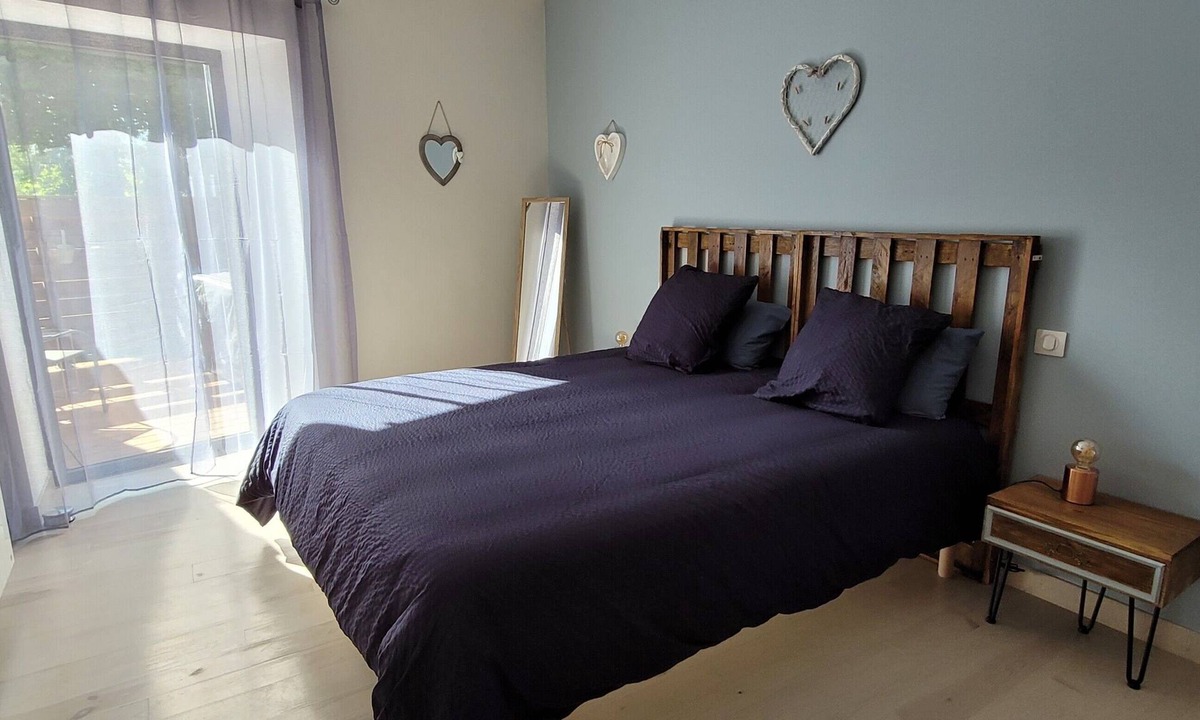 Soulages Bed & Breakfast | “Cézallier” Guest Room with Private Terrace and Jacuzzi
