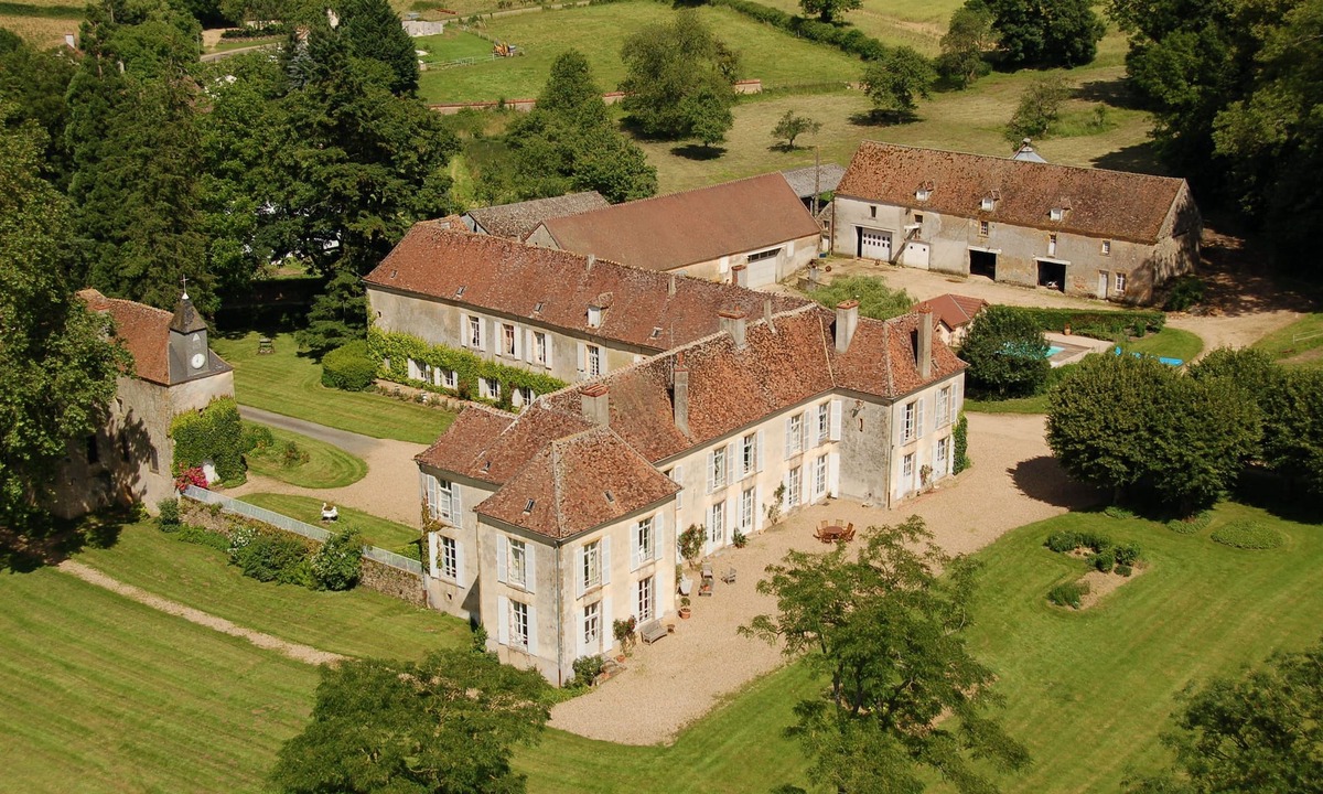 Saint-Jean-aux-Amognes Bed & Breakfast | Château de Sury