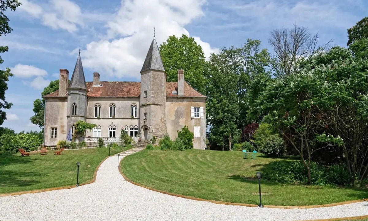 Saint-Forgeot Bed & Breakfast | Château de Millery, Manius room