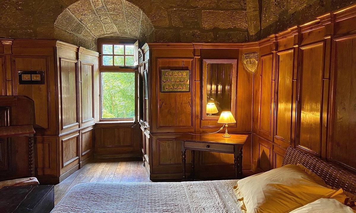 Saint-Martin-sous-Vigouroux Bed & Breakfast | Chambre Evêque Guest Room