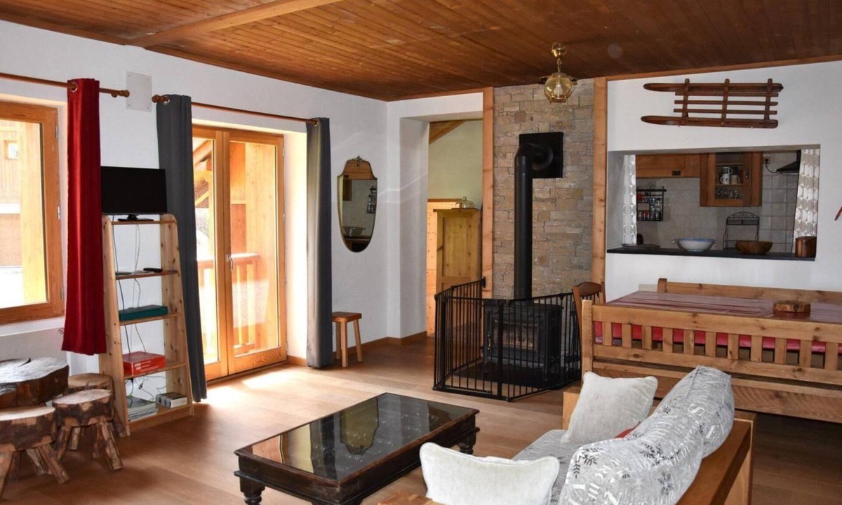 Pralognan-la-Vanoise Ski Chalet | Chalet, 250m from resort center, fireplace or stove, tv, ski locker, 80m², Pralognan-la-Vanoise