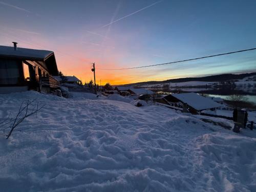 Montperreux Ski Chalet | Chalet Charmant rénové au bord du Lac St Point