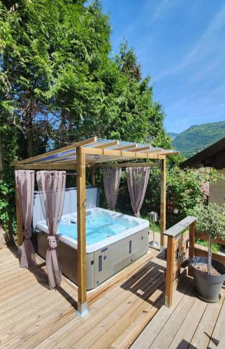 Aigueblanche House | chalet cosy, jacuzzi privé, calme, idéal moto rando vélo