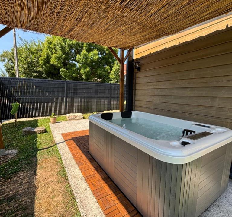 Chassey-les-Montbozon Ski Chalet | Chalet Des Aigrettes- Jacuzzi privatif