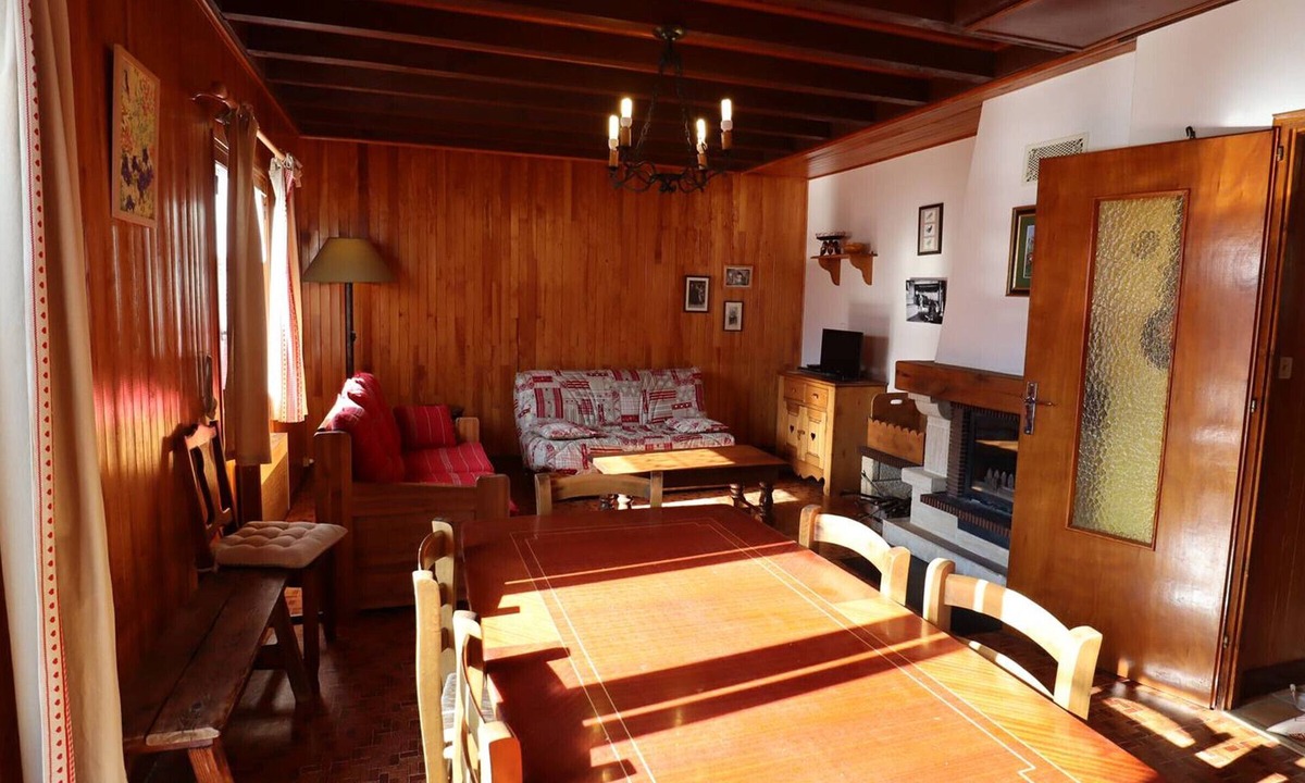 Beaufort Ski Chalet | Chalet for 6-8 people with fireplace, south-facing and garage, 5 min from center