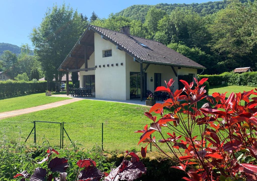 Nans-sous-Sainte-Anne House | Chalet gite l'Arcange 3 chambres au calme Franche Comte bord de riviere peche sur place