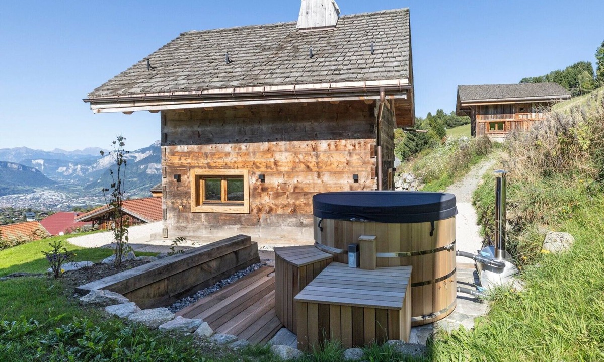 Combloux Ski Chalet | Chalet “Mazot De La Pointe Percée” with Balcony