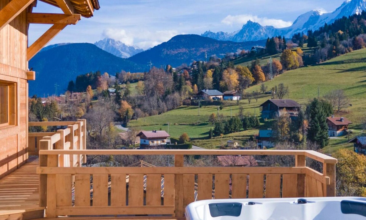 Combloux Ski Chalet | Chalet Mont Blanc view with outdoor jacuzzi