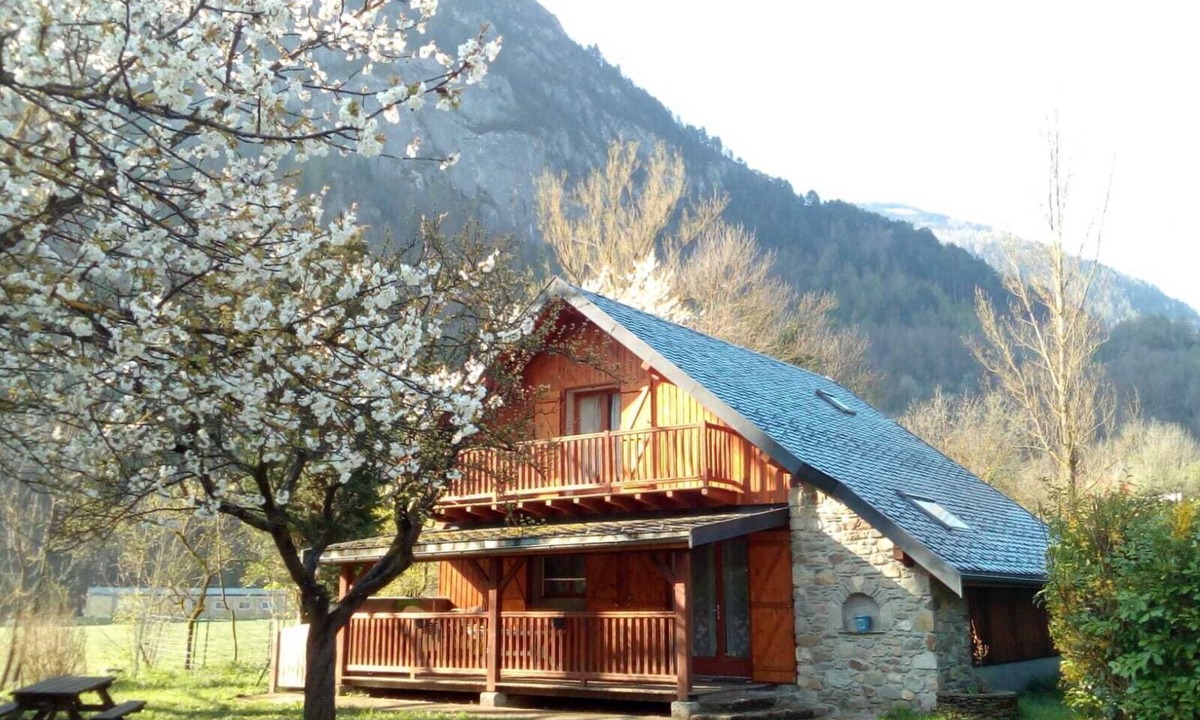 Vicdessos Ski Chalet | Chalet Montcalm | Rent for 8 people in Vicdessos | France Saintjeandumontcalm.fr