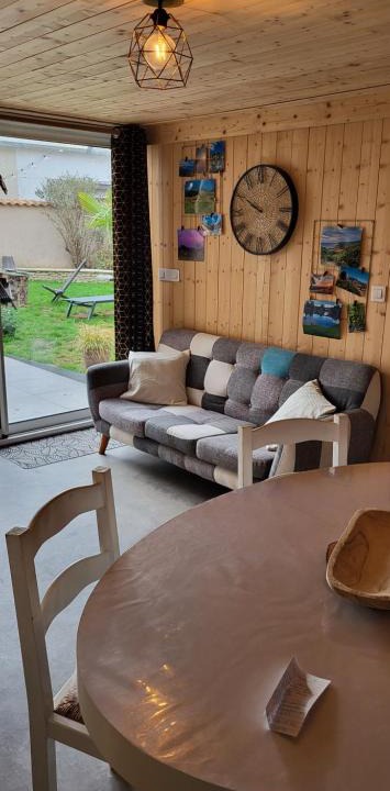 Pont-du-Chateau House | Chalet zen avec son jacuzzi et jardin