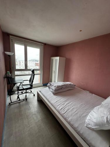 Villejuif Bed & Breakfast | Chambre avec lit king-size dans un appartement partagé à 5 min du métro 7 à Paris Orly