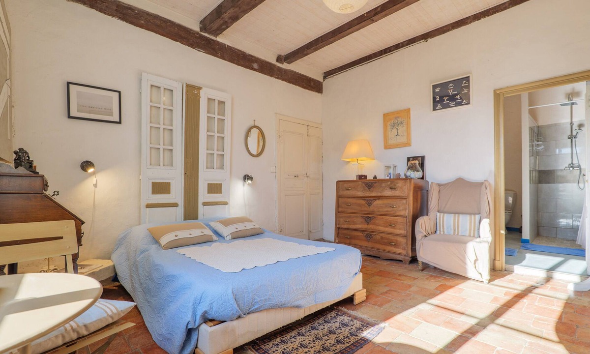 Lagorce Bed & Breakfast | Chambre Bleu Guest Room with Shared Garden and Wi-Fi