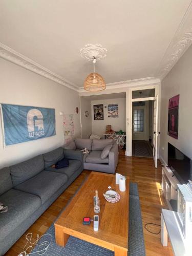 Secteur 1 House | Chambre dans un appartement à 2 minutes à pied de la gare et GEM