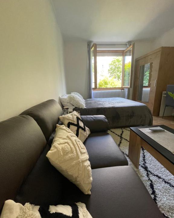 Besancon Bed & Breakfast | Chambre privée vue sur le jardin proche centre ville