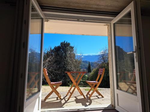 Buis-les-Baronnies House | Chambre spacieuse vue sur le Ventoux