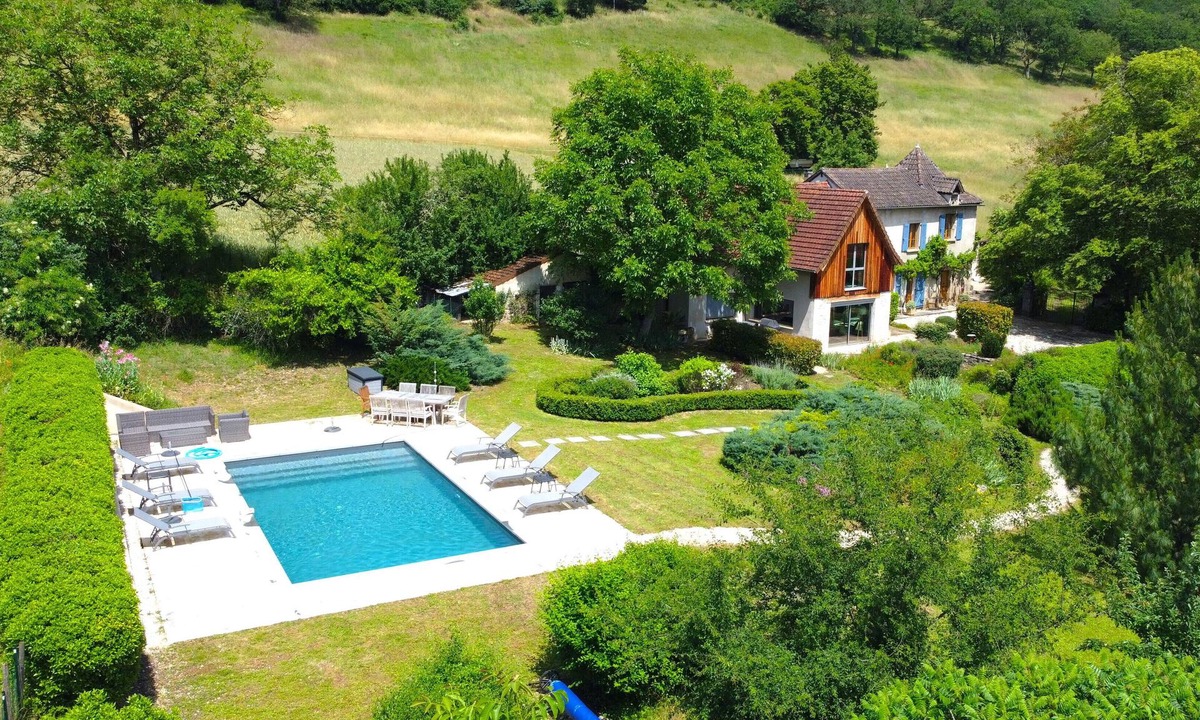 Cajarc Bed & Breakfast | Character house 10 minutes walk from the medieval village of Cajarc with swimming pool