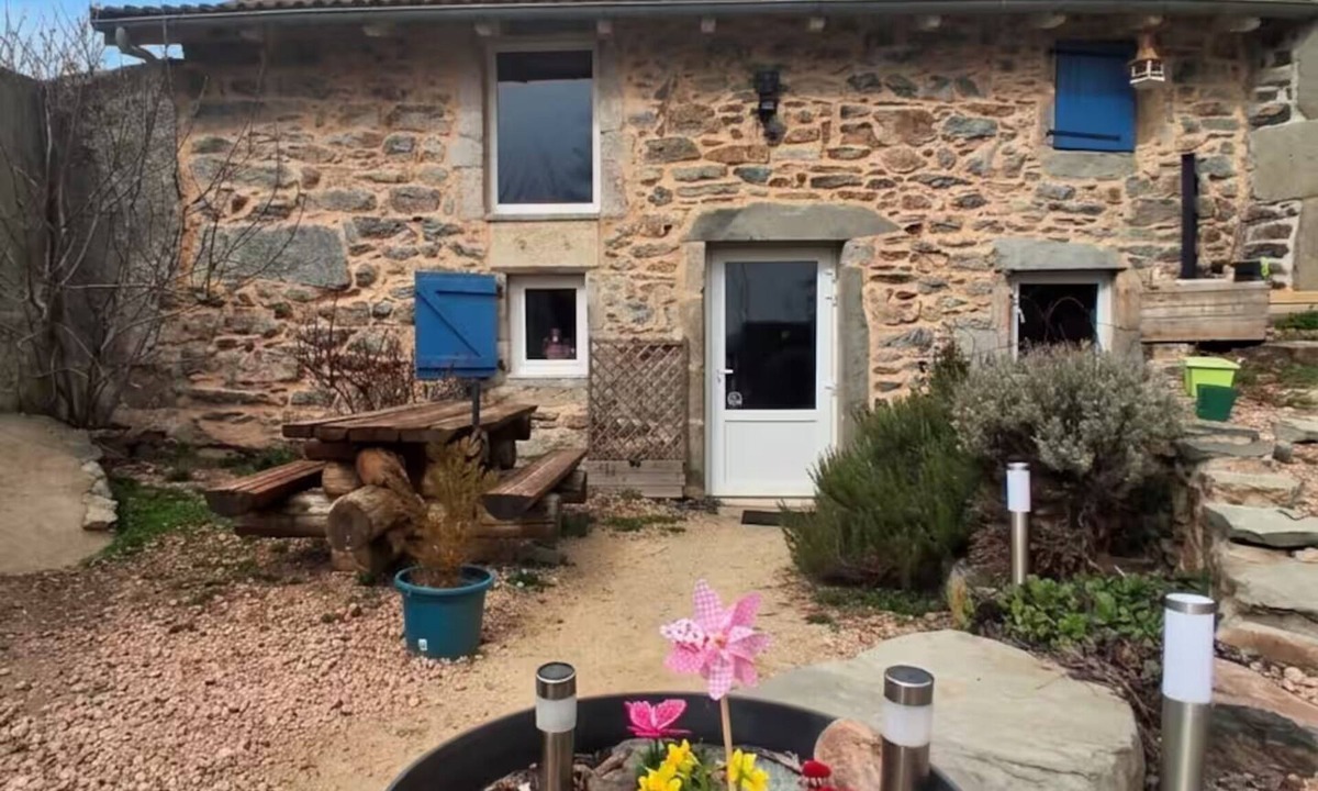 Le Pertuis House | Charm of yesteryear and modernity", the 18th century in private country style.