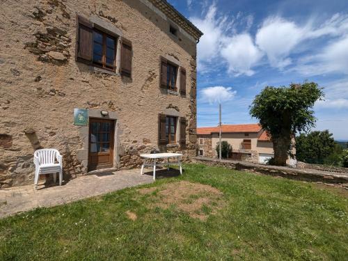 Pinols House | Charmant Gîte en Pierre avec 3 Chambres, Cour et Proximité Activités, Pinols - FR-1-582-252