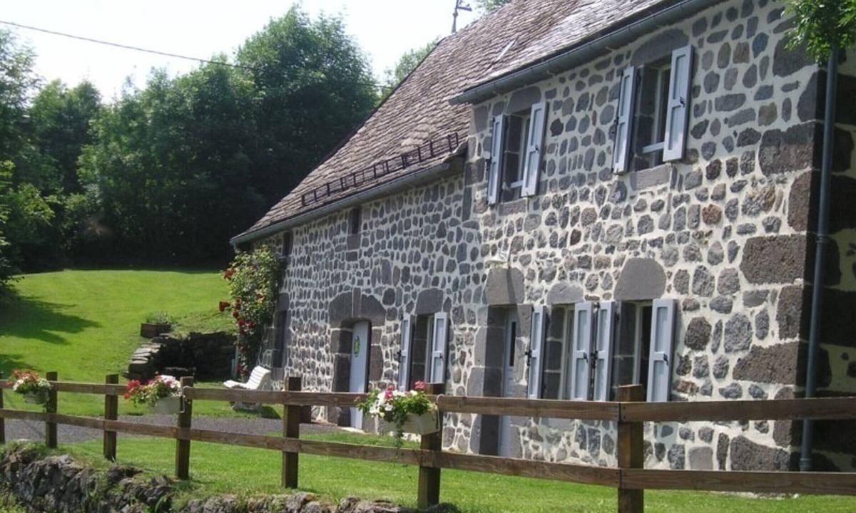 Paulhenc Cottage | Charming 1870 Home Near Lake Sarrans - Sleeps 5, Panoramic Views, BBQ, Fireplace, Garden