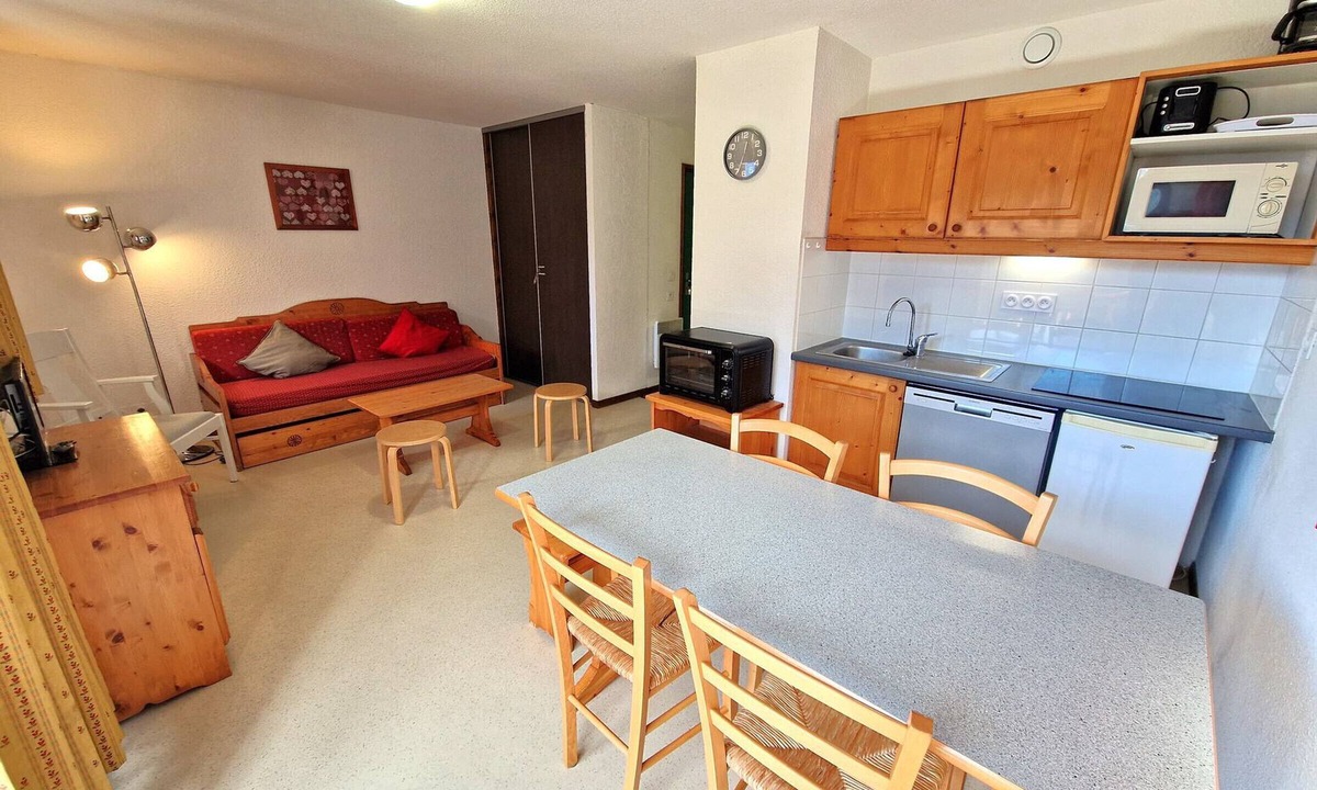 Valfrejus Apartment | Charming 2BR for 6 in Valfréjus, southwest balcony, near slopes