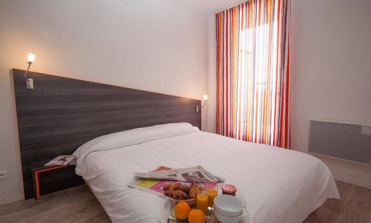 Chevilly-Larue Hotel | Charming Apartment w/Kitchen Steps from Vibrant Market & Metro