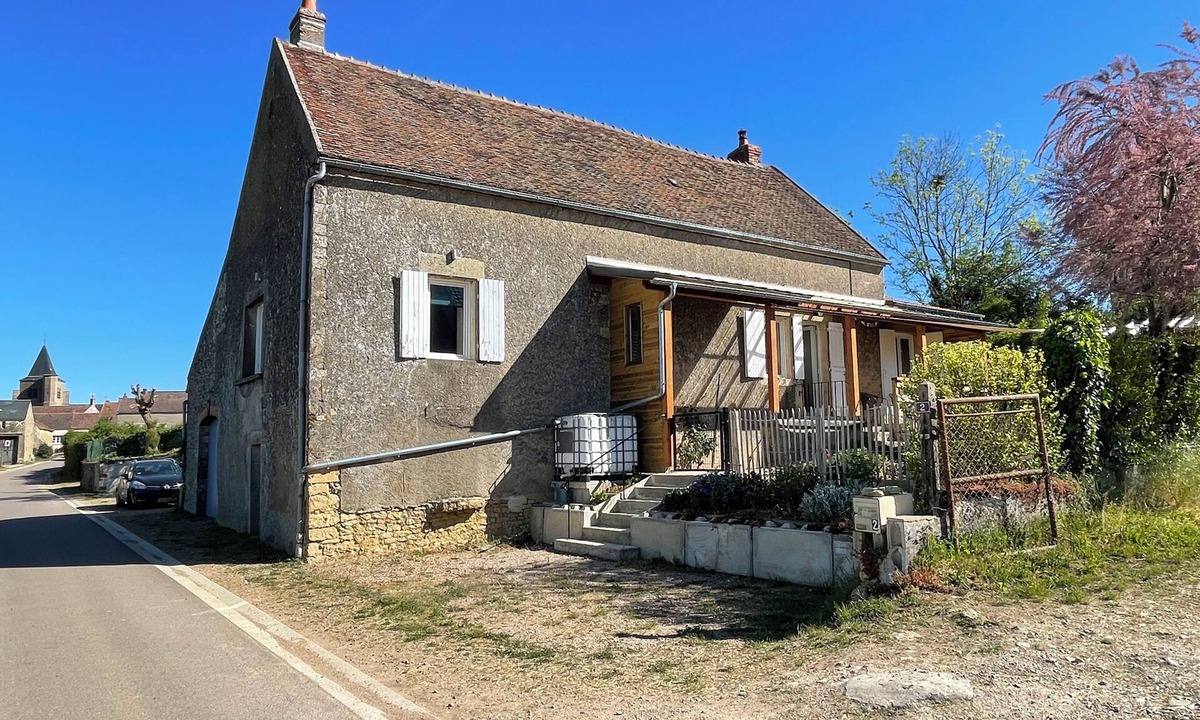 Saizy House | Charming burgundy farmhouse