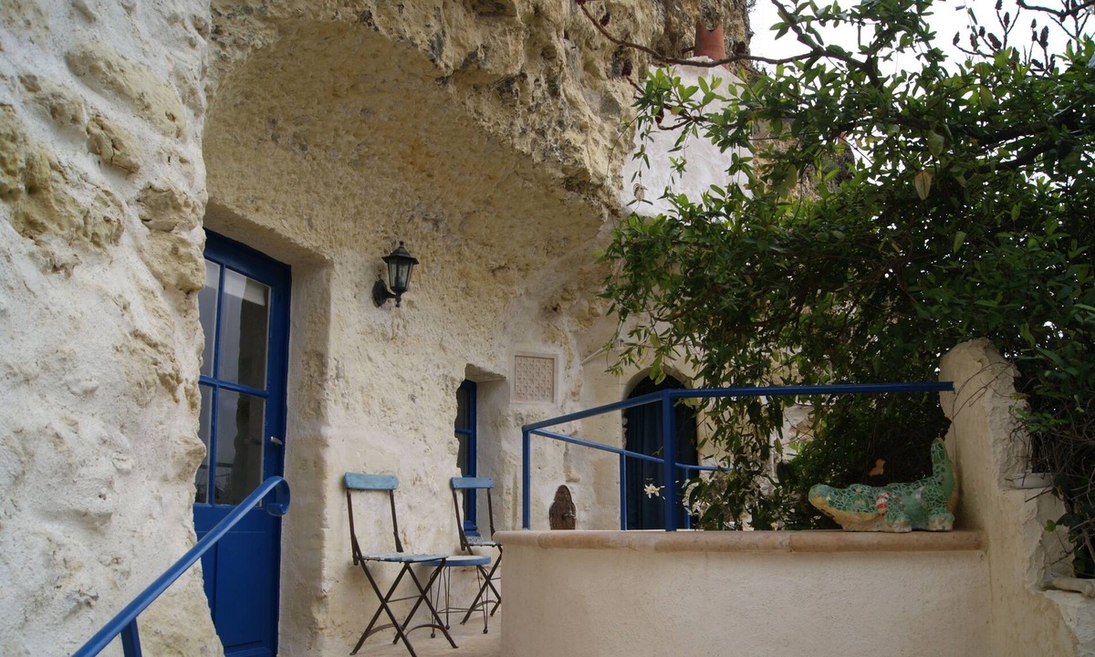 Amboise Apartment | Charming cave studio with garden in the historic center of Amboise
