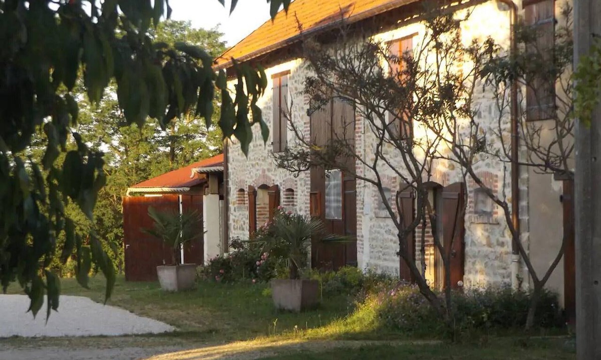 Gannay-sur-Loire Cottage | Charming Cottage with Canal Access and Privacy
