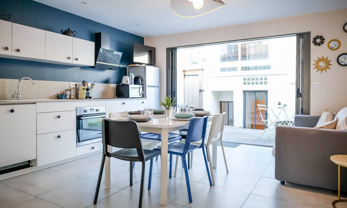 Les Sables d'Olonne Ski Chalet | Charming House - Heart of the City - Sleeps 6