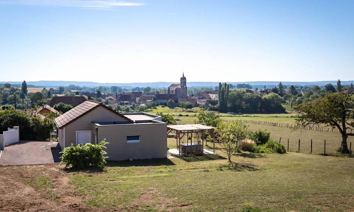 Vy-le-Ferroux Cottage | Charming house with pool, WiFi, and pets allowed