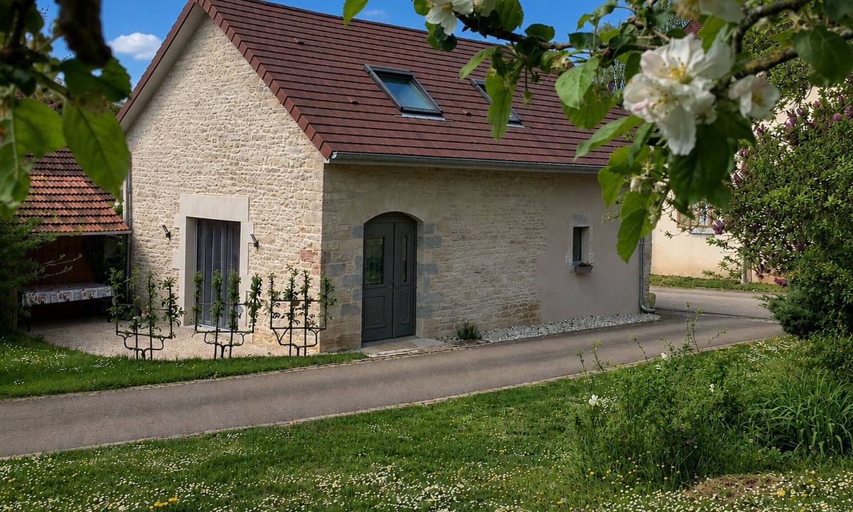 Maizieres Cottage | Charming independent cottage with garden and family activities