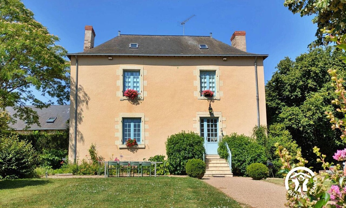 Cosse-le-Vivien Cottage | Charming Lakeside Manor with Garden, Ping-Pong, Biking, and Fishing